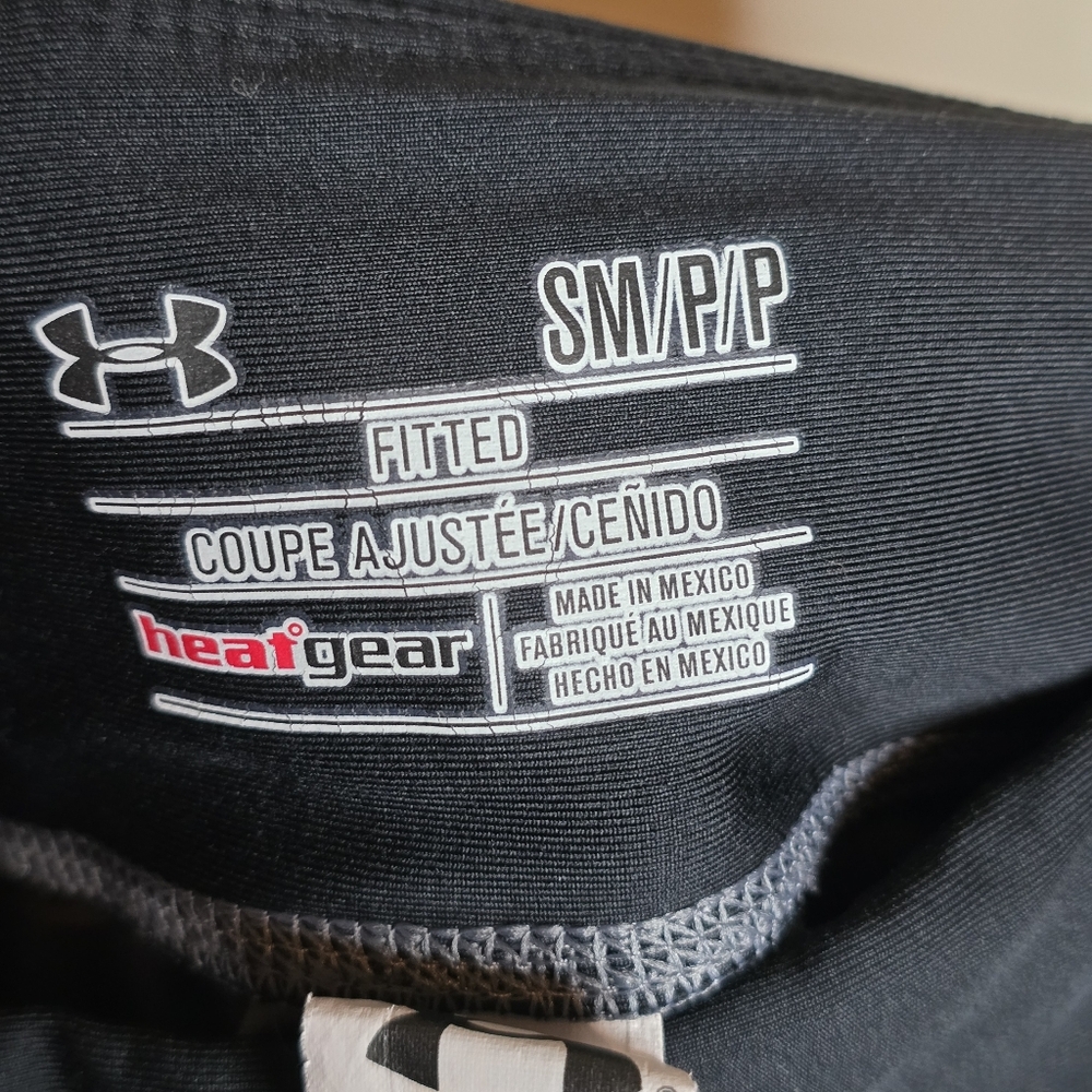 Under Armour Patterned Capris Size Small - image 4